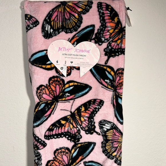 NEW BETSEY JOHNSON BLANKET BUTTERFLY PINK THROW - Picture 3 of 5